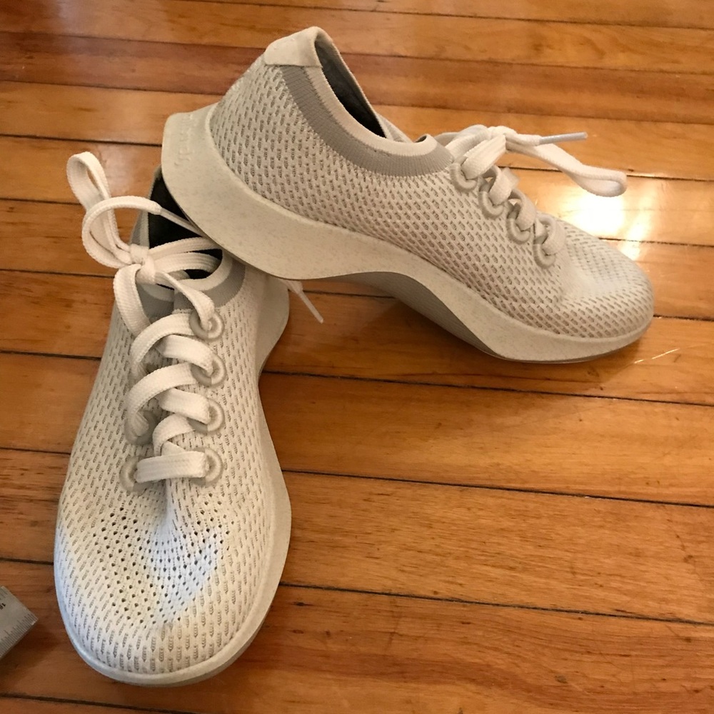 Allbirds women’s tree dasher egret with white sole.